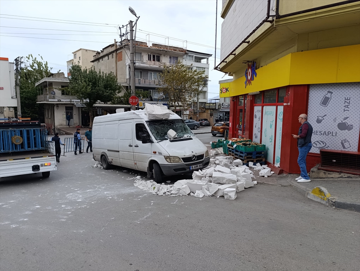 Bursa’da kuvvetli lodos: Ağaçlar etkilendi!