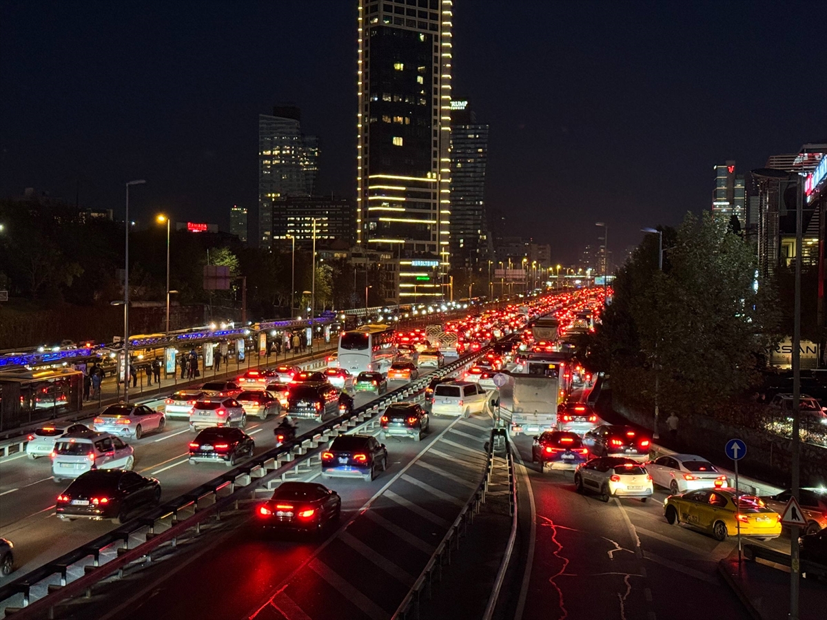 A A 20251030 39570171 39570166 I S T A N B U L D A A K S A M S A A T L E R I N D E T R A F I K Y O G U N L U G U Y U Z D E 83 E C I K T I