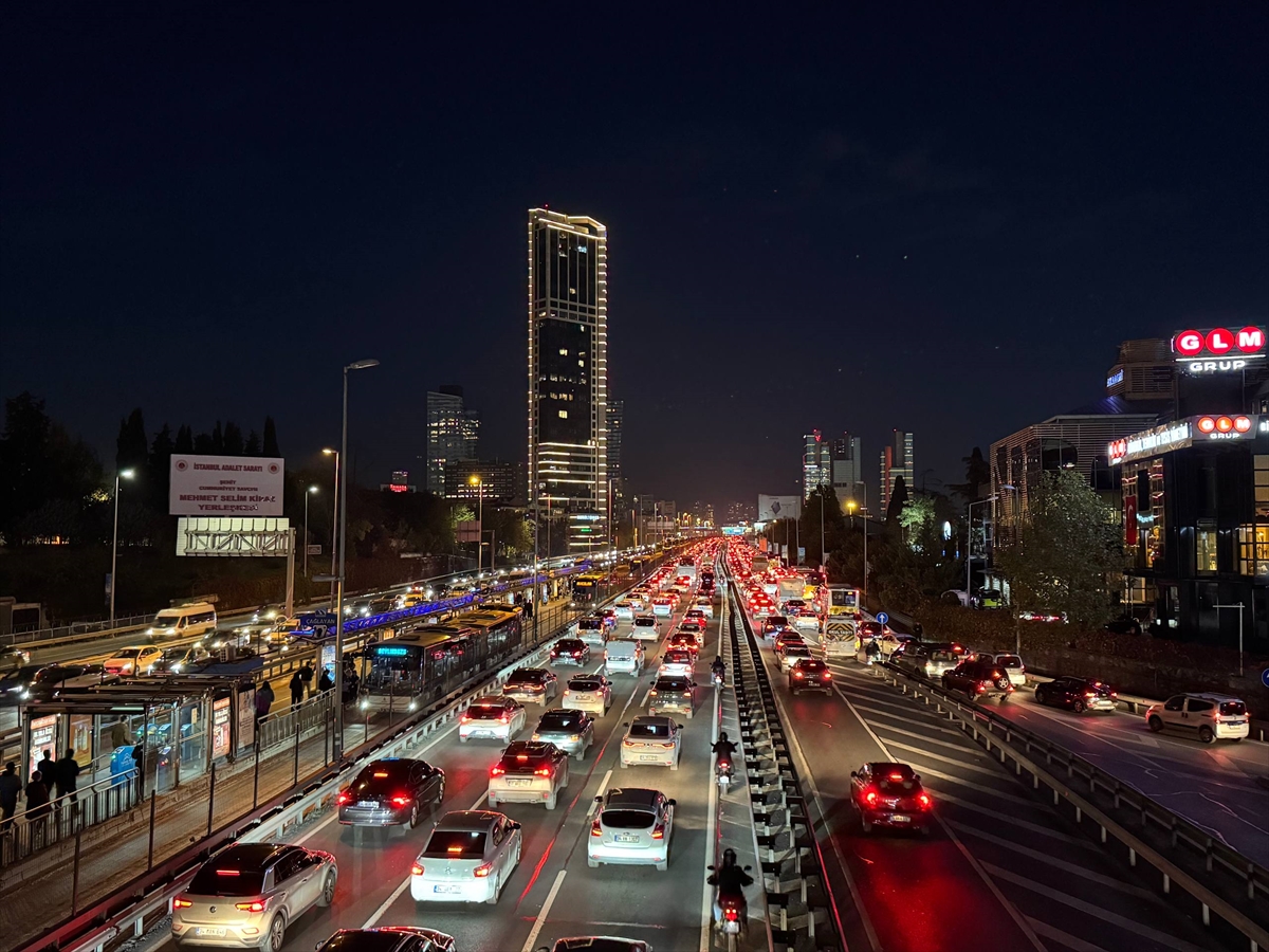 A A 20251030 39570171 39570167 I S T A N B U L D A A K S A M S A A T L E R I N D E T R A F I K Y O G U N L U G U Y U Z D E 83 E C I K T I