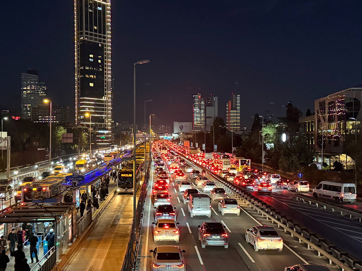 A A 20251030 39570171 39570168 I S T A N B U L D A A K S A M S A A T L E R I N D E T R A F I K Y O G U N L U G U Y U Z D E 83 E C I K T I