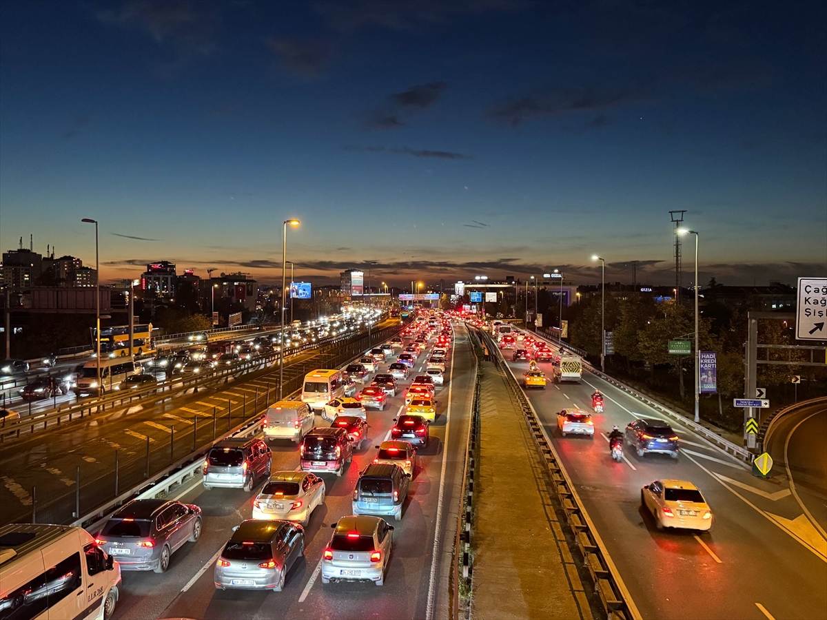 A A 20251030 39570171 39570169 I S T A N B U L D A A K S A M S A A T L E R I N D E T R A F I K Y O G U N L U G U Y U Z D E 83 E C I K T I