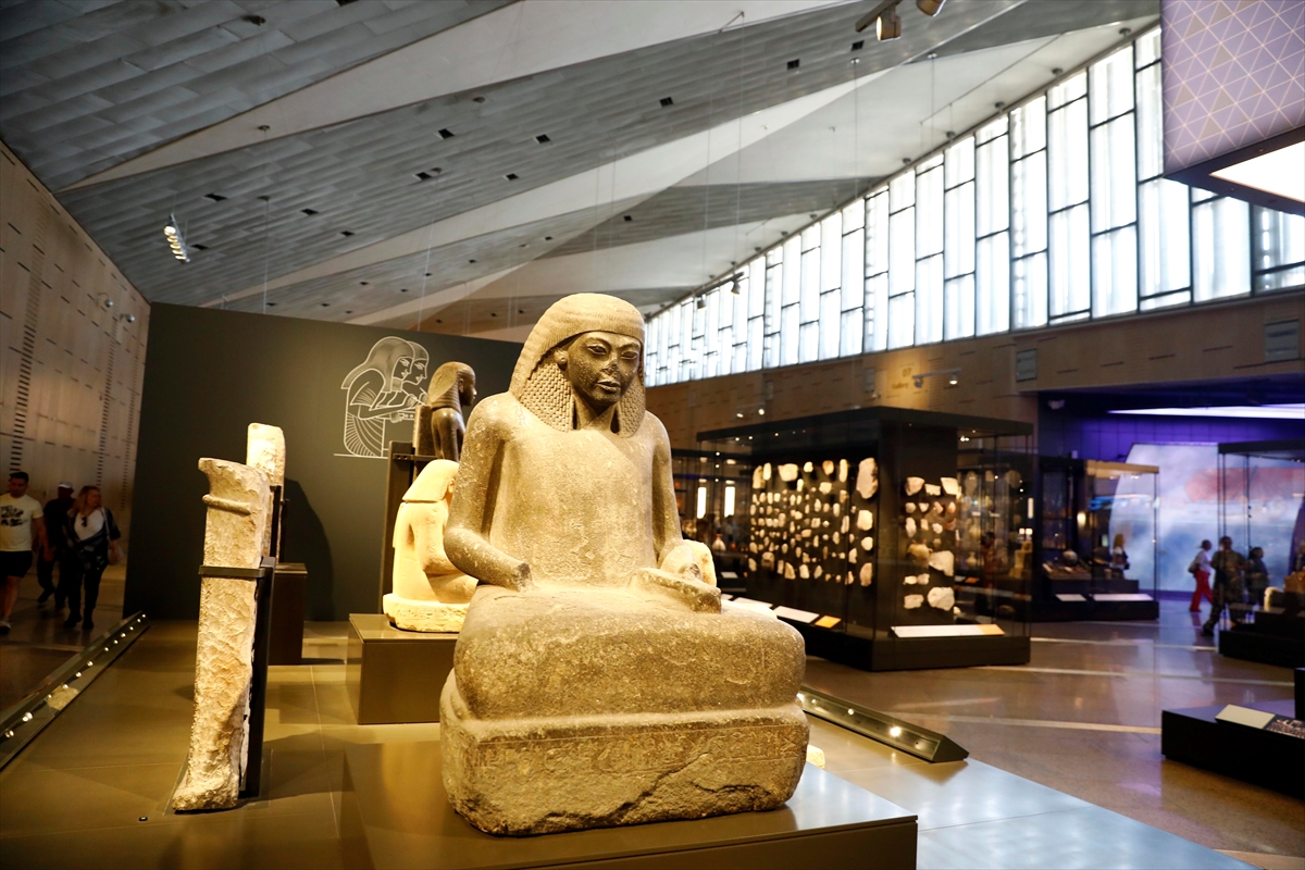 Giza'daki Eski Mısır Müzesi'ne kısa bir yolculuğa ne dersiniz?