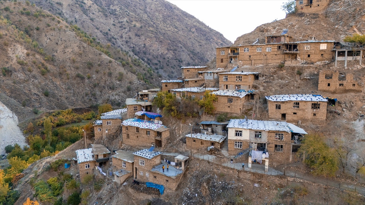 A A 20251103 39600766 39600758 B I T L I S T E K I T A S E V L E R S O N B A H A R M A N Z A R A S I Y L A F O T O G R A F T U T K U N L A R I N I A G I R L I Y O R