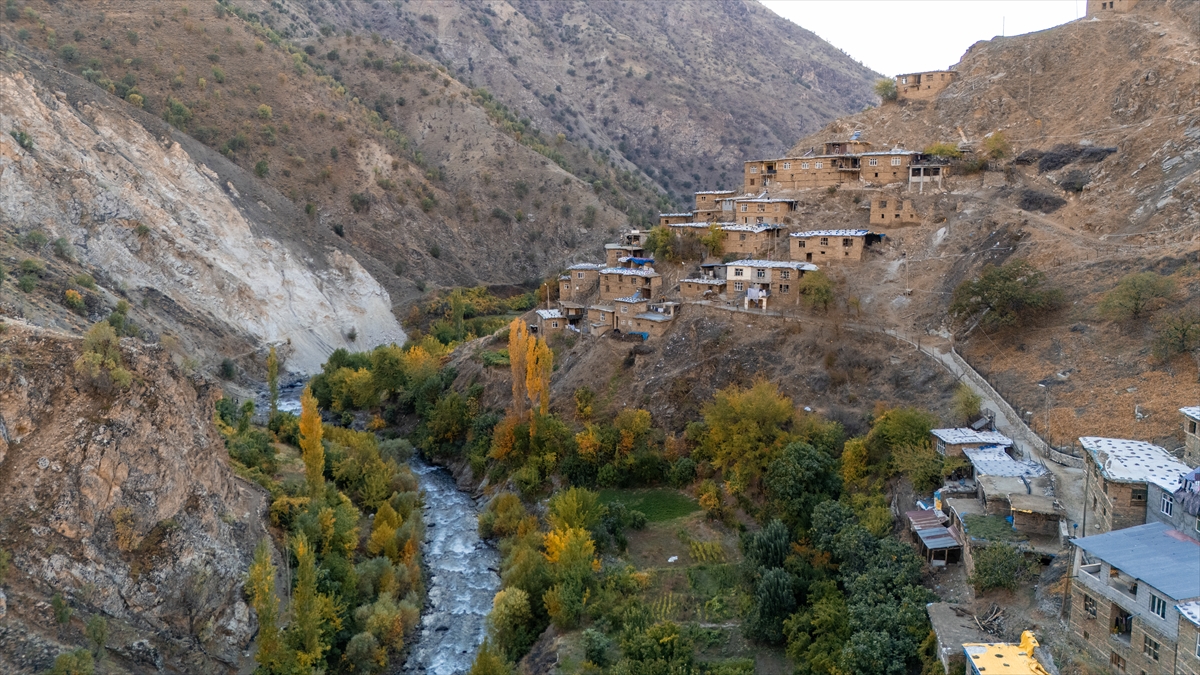 A A 20251103 39600766 39600759 B I T L I S T E K I T A S E V L E R S O N B A H A R M A N Z A R A S I Y L A F O T O G R A F T U T K U N L A R I N I A G I R L I Y O R