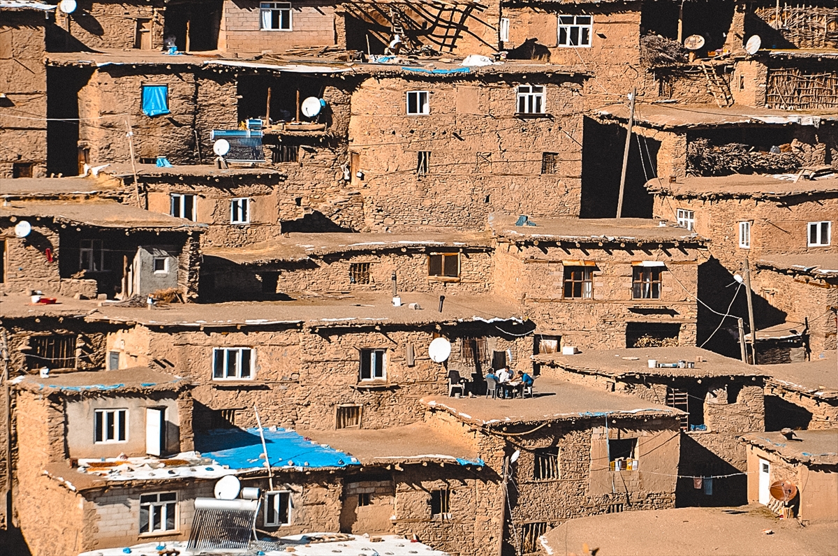 A A 20251103 39600766 39600765 B I T L I S T E K I T A S E V L E R S O N B A H A R M A N Z A R A S I Y L A F O T O G R A F T U T K U N L A R I N I A G I R L I Y O R