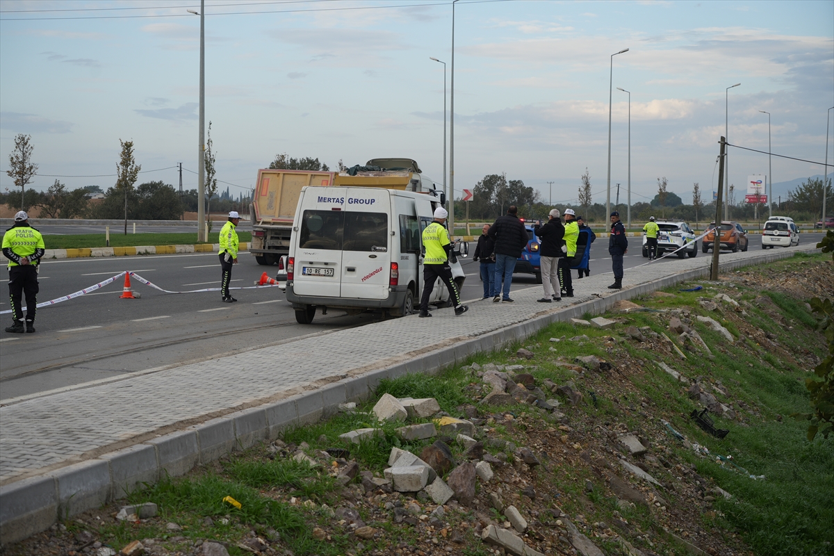 A A 20251110 39669557 39669556 B A L I K E S I R D E I S C I S E R V I S I I L E O T O M O B I L I N C A R P I S T I G I K A Z A D A 1 K I S I O L D U