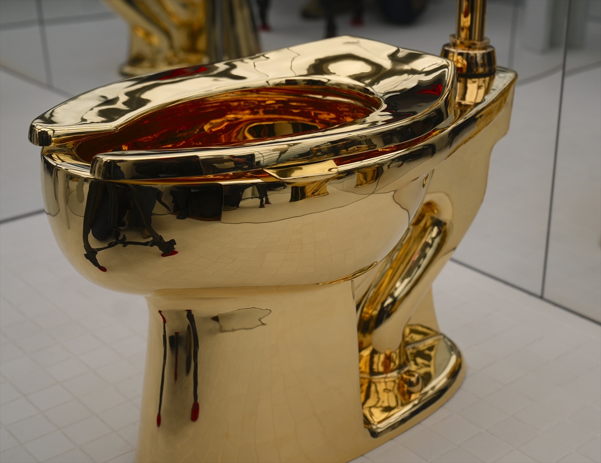 A A 20251117 39734016 39734002 M A U R I Z I O C A T T E L A N I N A M E R I C A A D L I E S E R I A L T I N K L O Z E T A C I K A R T I R M A Y A C I K A C A K