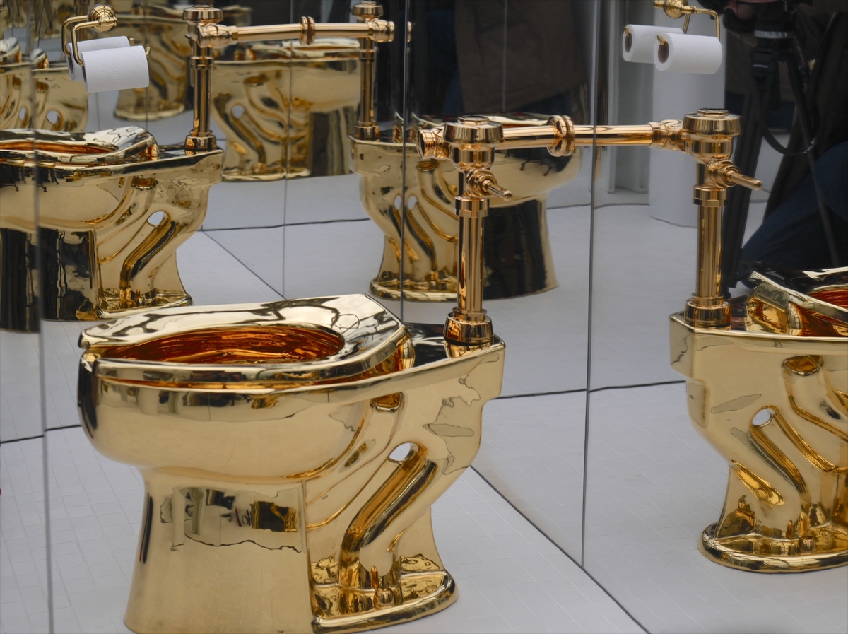 A A 20251117 39734016 39734003 M A U R I Z I O C A T T E L A N I N A M E R I C A A D L I E S E R I A L T I N K L O Z E T A C I K A R T I R M A Y A C I K A C A K