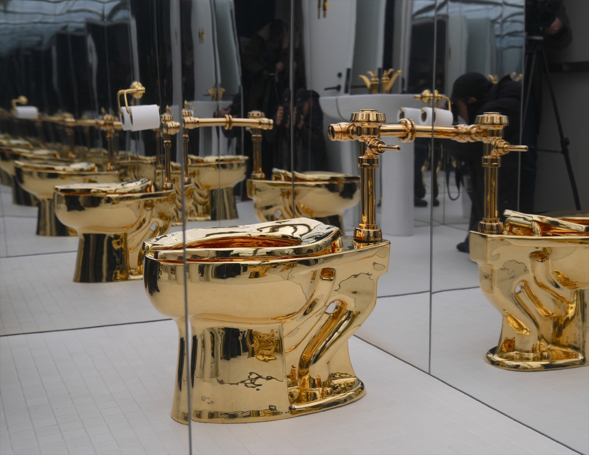 A A 20251117 39734016 39734006 M A U R I Z I O C A T T E L A N I N A M E R I C A A D L I E S E R I A L T I N K L O Z E T A C I K A R T I R M A Y A C I K A C A K