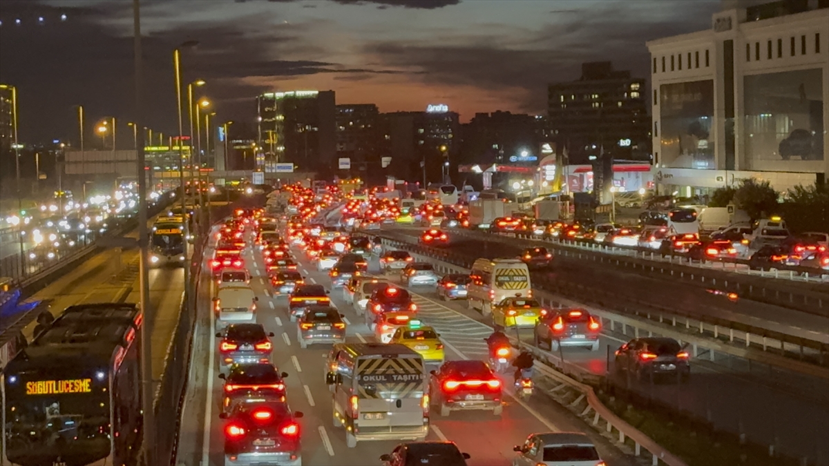 A A 20251126 39814542 39814539 I S T A N B U L D A A K S A M S A A T L E R I N D E T R A F I K Y O G U N L U G U Y U Z D E 83 E U L A S T I