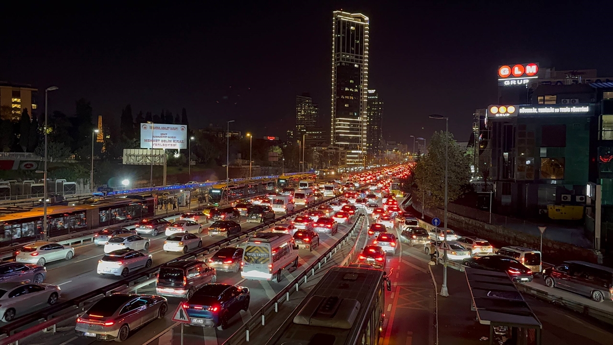 A A 20251127 39827251 39827247 I S T A N B U L D A A K S A M S A A T L E R I N D E T R A F I K Y O G U N L U G U Y U Z D E 83 E U L A S T I