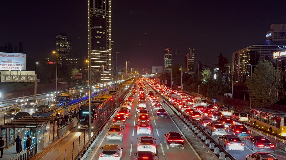 A A 20251127 39827251 39827250 I S T A N B U L D A A K S A M S A A T L E R I N D E T R A F I K Y O G U N L U G U Y U Z D E 83 E U L A S T I