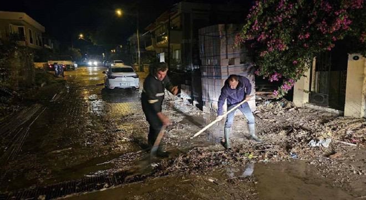 Sağanak Çeşme'yi böyle vurdu