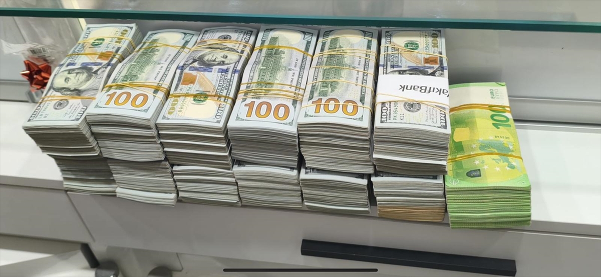 Mersin'deki şike operasyonunda ele geçirilen parayı görenler şaşkınlığını gizleyemedi