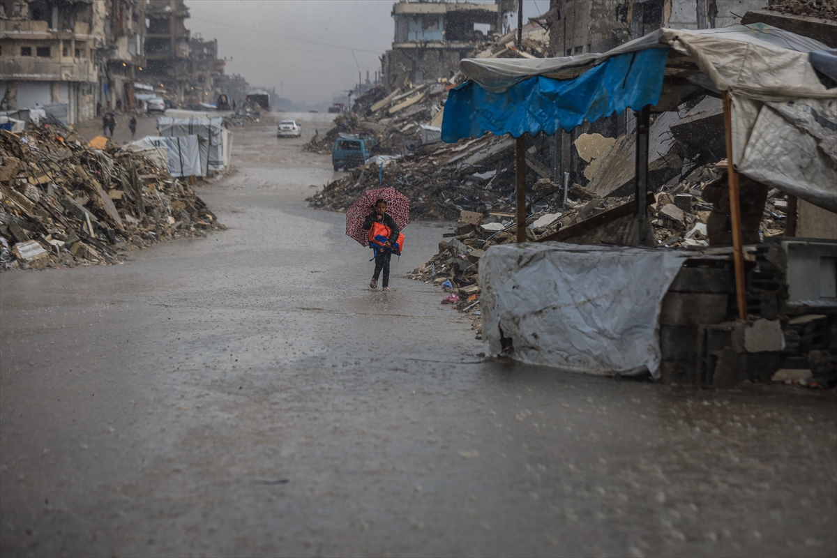 Gazze'de çadırlar bir kez daha su altında kaldı