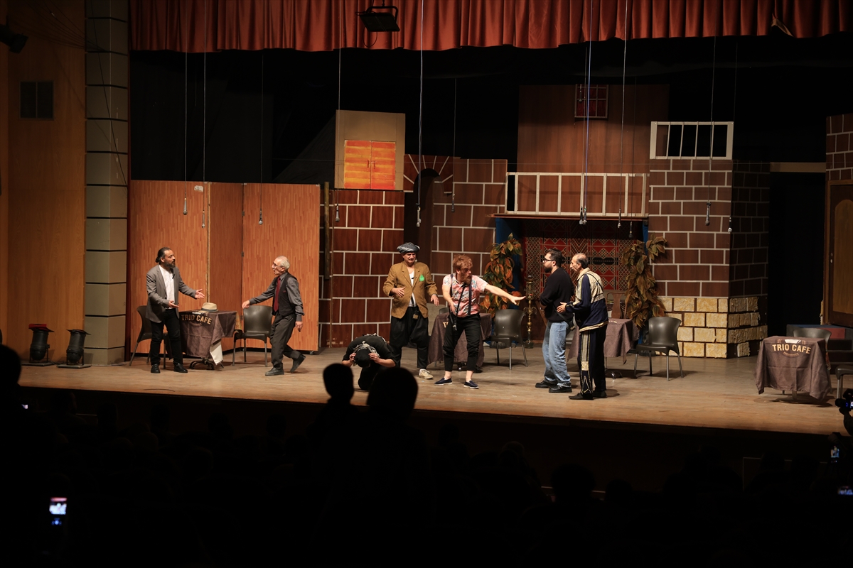 Siyonist soykırımcılar Şam kapılarına dayanmışken, Halep'te sanatsal tiyatro faaliyetleri düzenleniyor