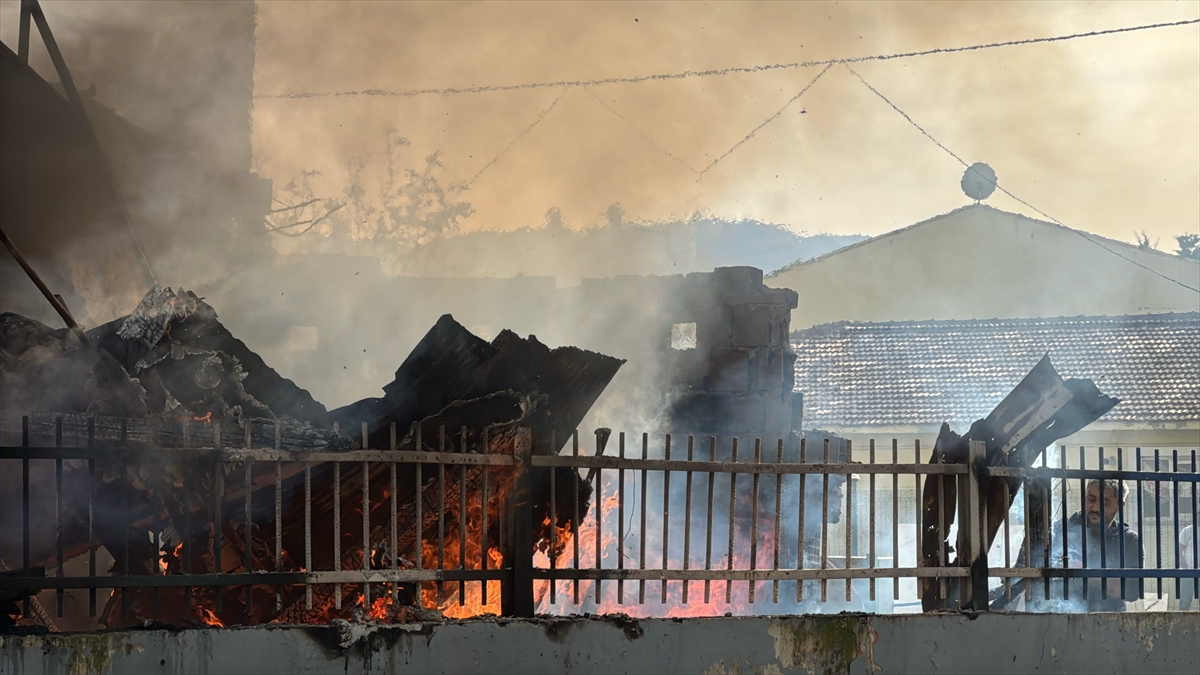 Vatandaşlar, depoda çıkan yangını su kovalarıyla söndürmeye çalıştı