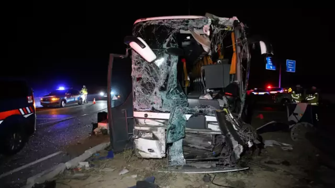 Yolcu Otobusuyle Minibus Carpisti 10 Yarali 1763927842 6401