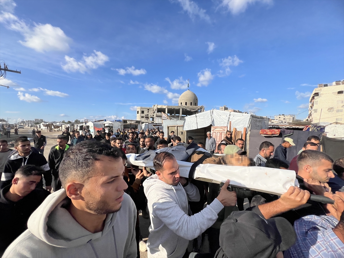 Siyonistlerin şehit ettiği gazetecinin cenazesine Gazzelilerden yoğun katılım