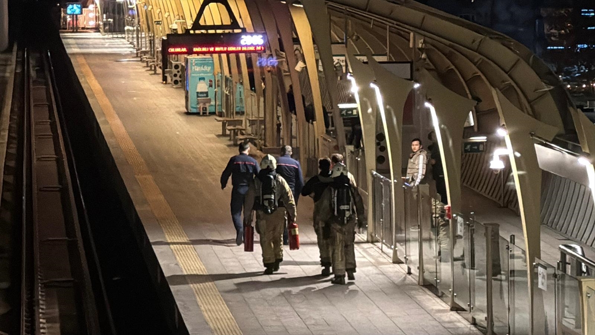 İstanbul’da çileli saatler: Metroda arıza!