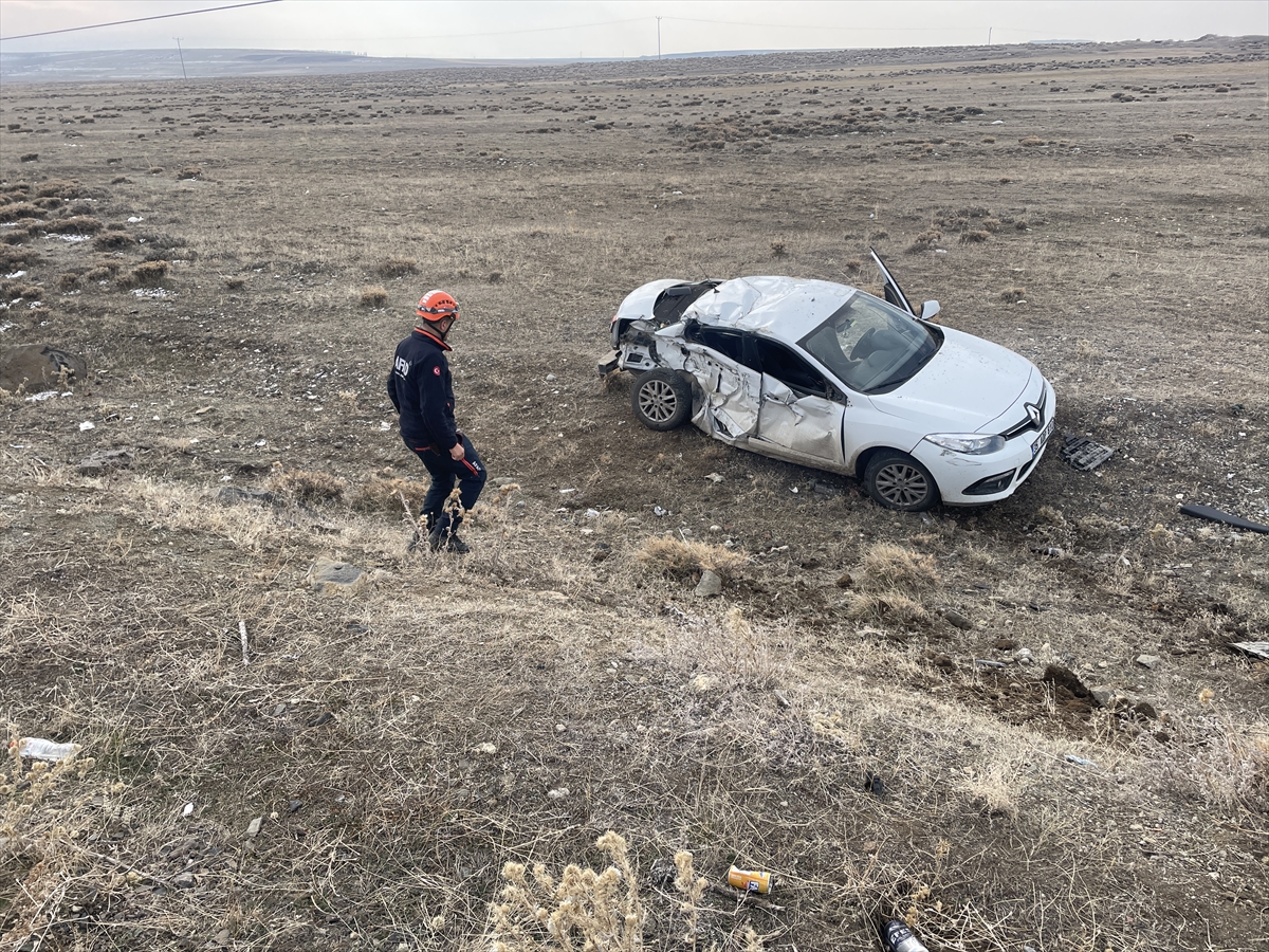 Kamyonla çarpışan otomobil şarampole devrildi