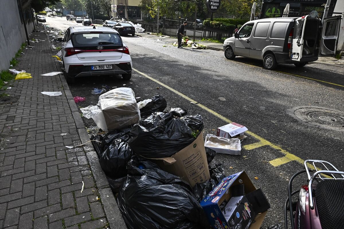 Belediyede iş bırakma nedeniyle ilçede çöpler birikti