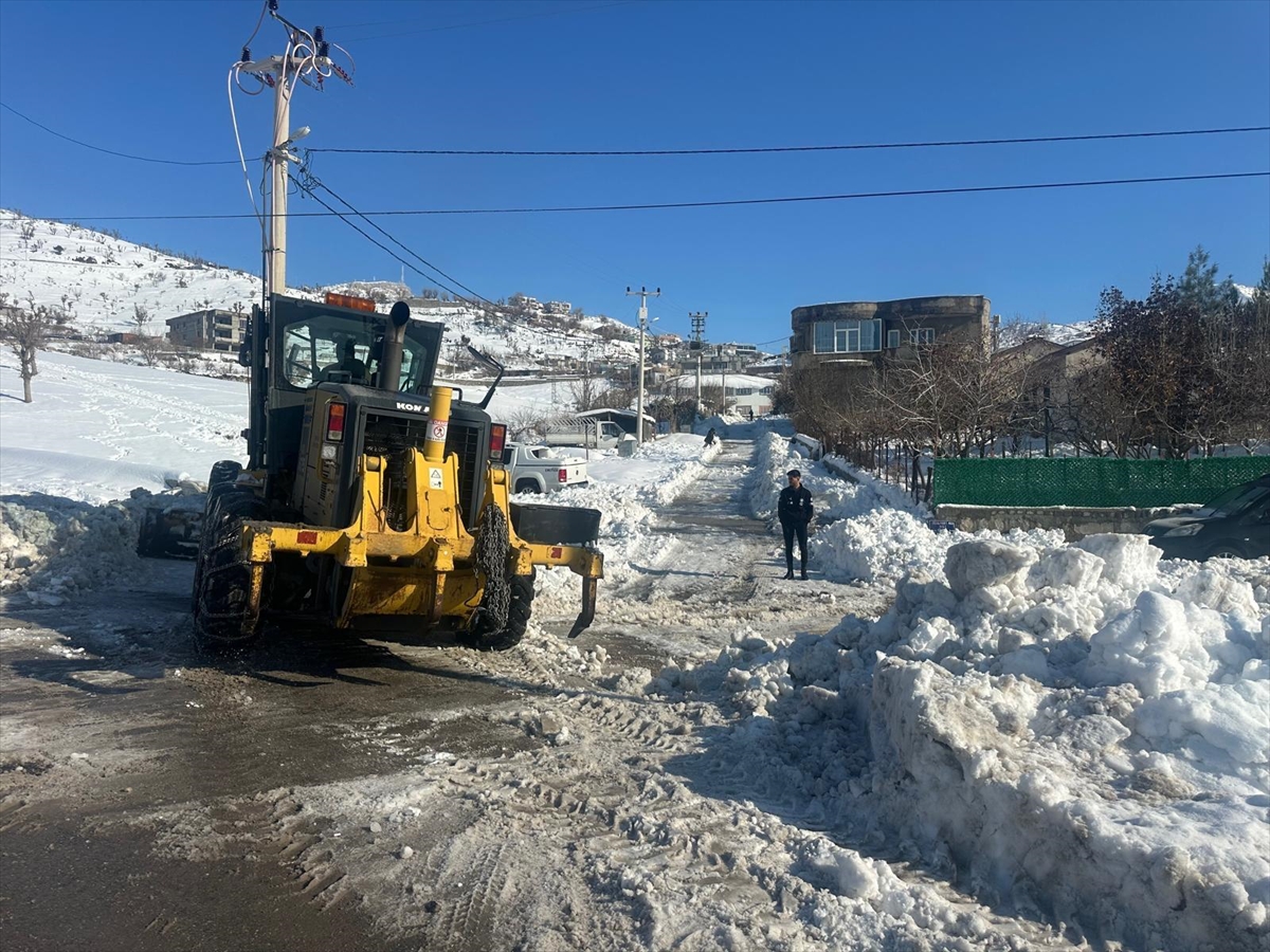 Doğu'da bir çok ilde yerleşim yerleriyle karayolu irtibatı koptu