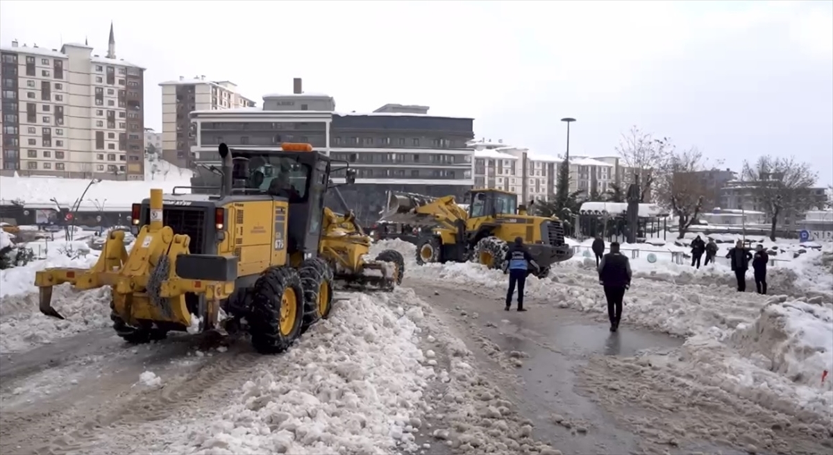 Doğu'da bir çok ilde yerleşim yerleriyle karayolu irtibatı koptu