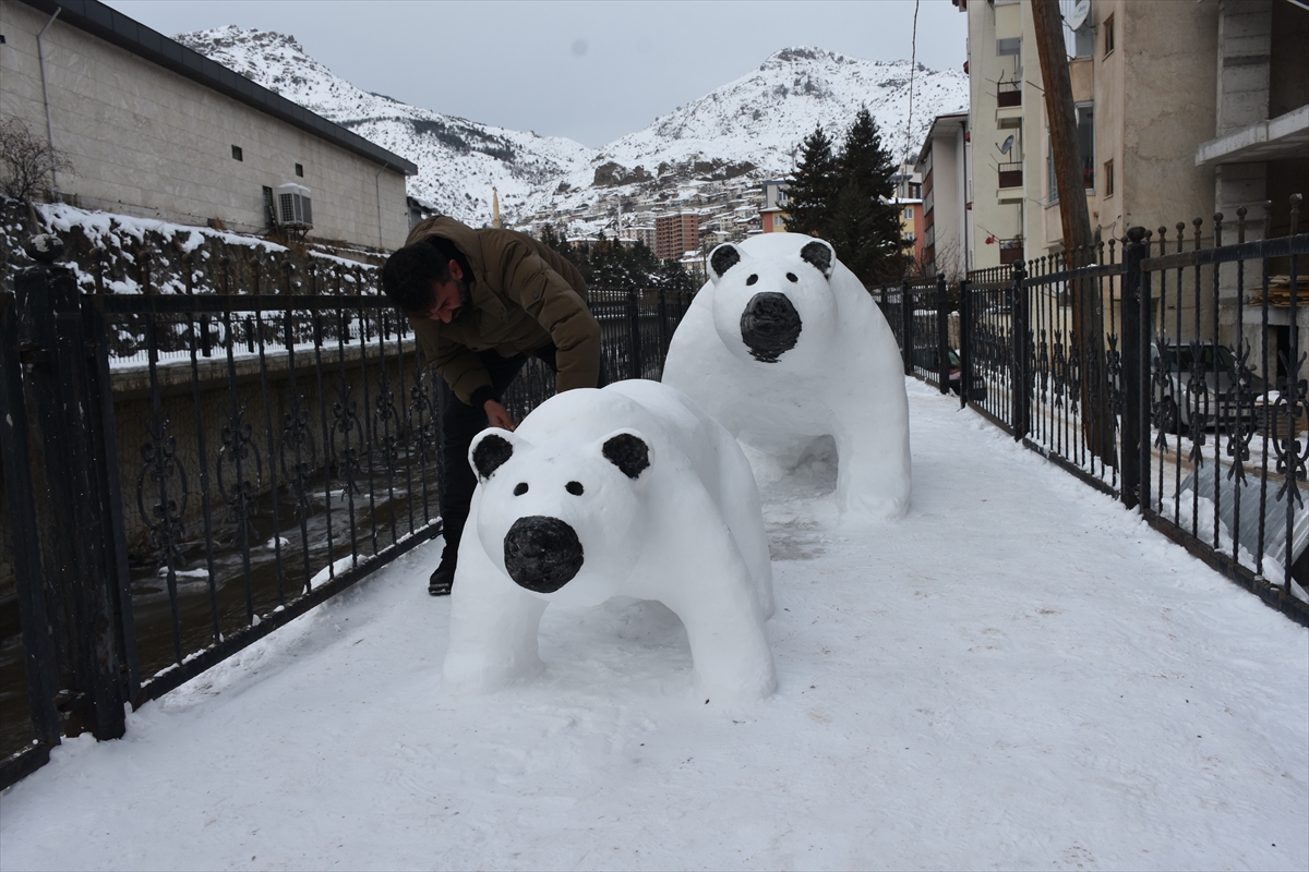 Aa 20260122 40331848 40331845 Gumushanede Tir Soforunun Kardan Yaptigi Anne Ve Yavru Ayi Figurleri Ilgi Gordu (1)