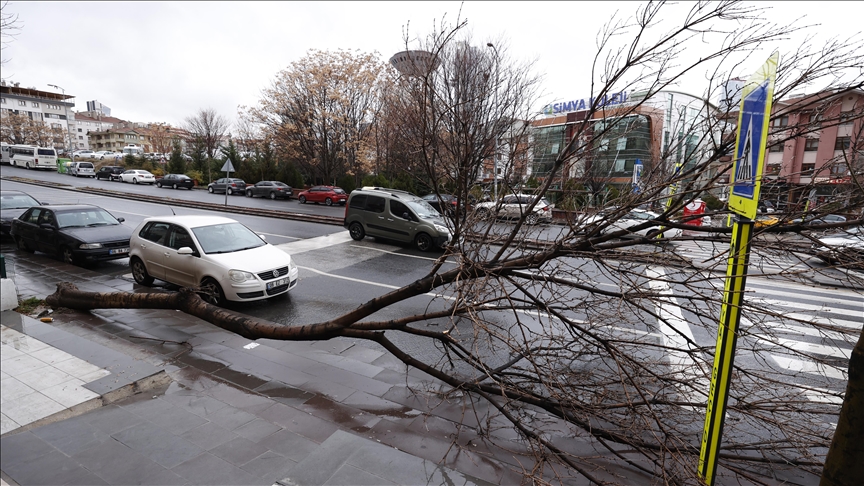Ankara Valiliği'nden Kuvvetli Rüzgar Ve Fırtına Uyarısı