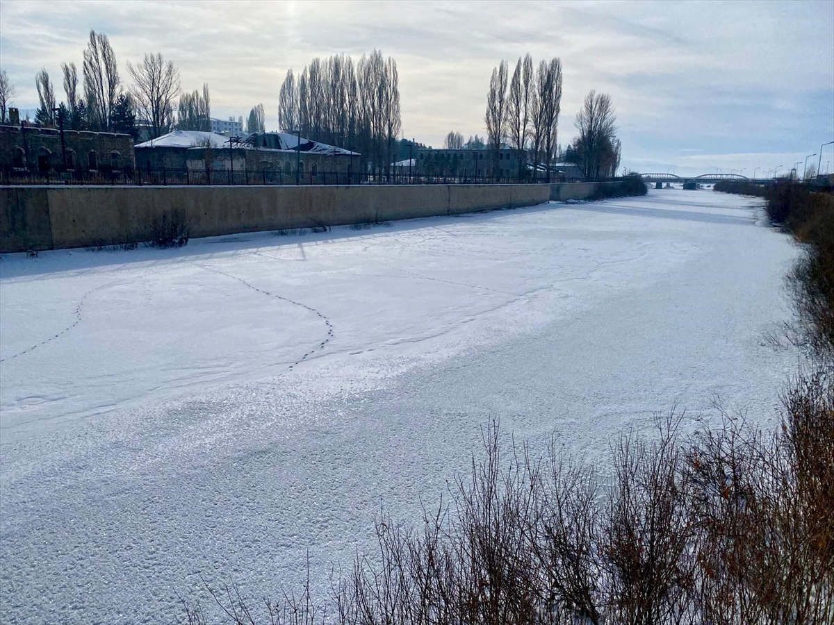 Ardahan'da Kanallar Ve Irmaklar Dondu (2)