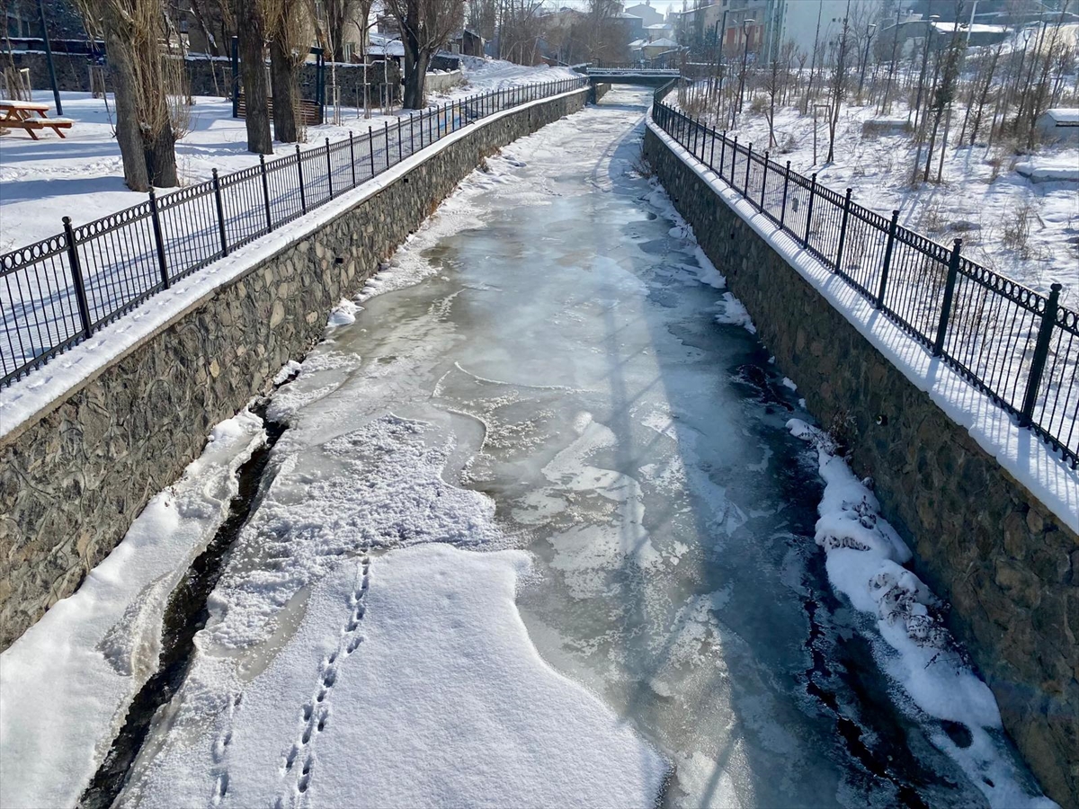 Ardahan'da Kanallar Ve Irmaklar Dondu (5)
