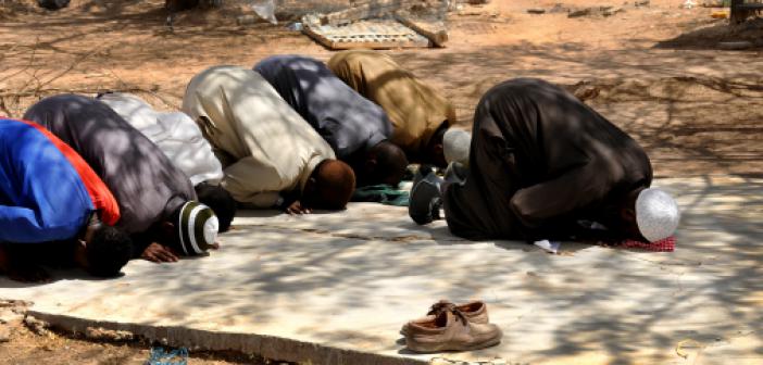 Hanefi ve Şafiilere göre öğle namazı nasıl kılınır Görsele dayalı ayrıntılı anlatım