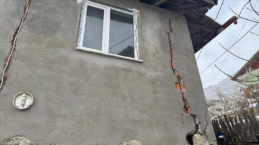 Heyelan nedeniyle 15 evde çatlaklar oluştu!