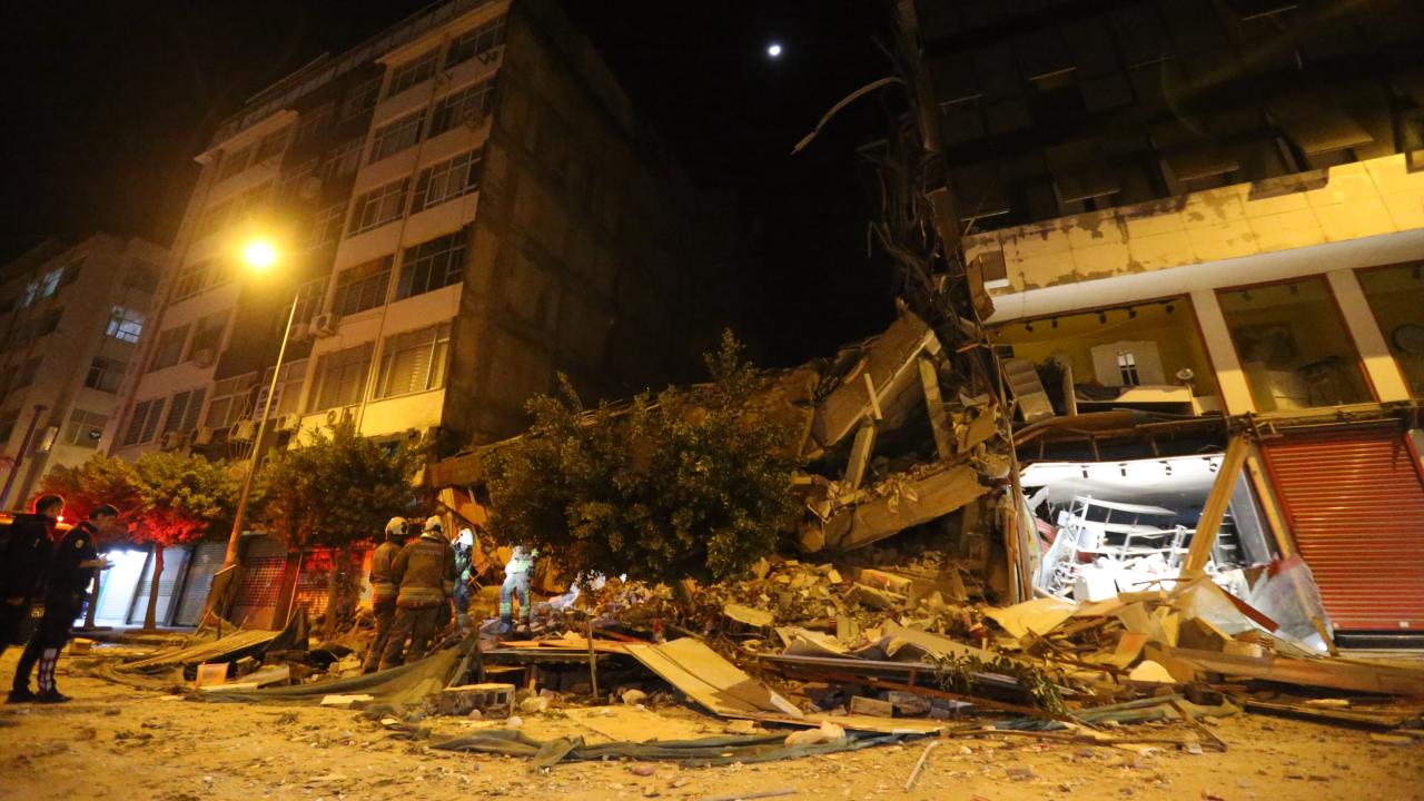 Hatay’da yıkım sırasında korkutan anlar: 6 katlı bina kendiliğinden çöktü
