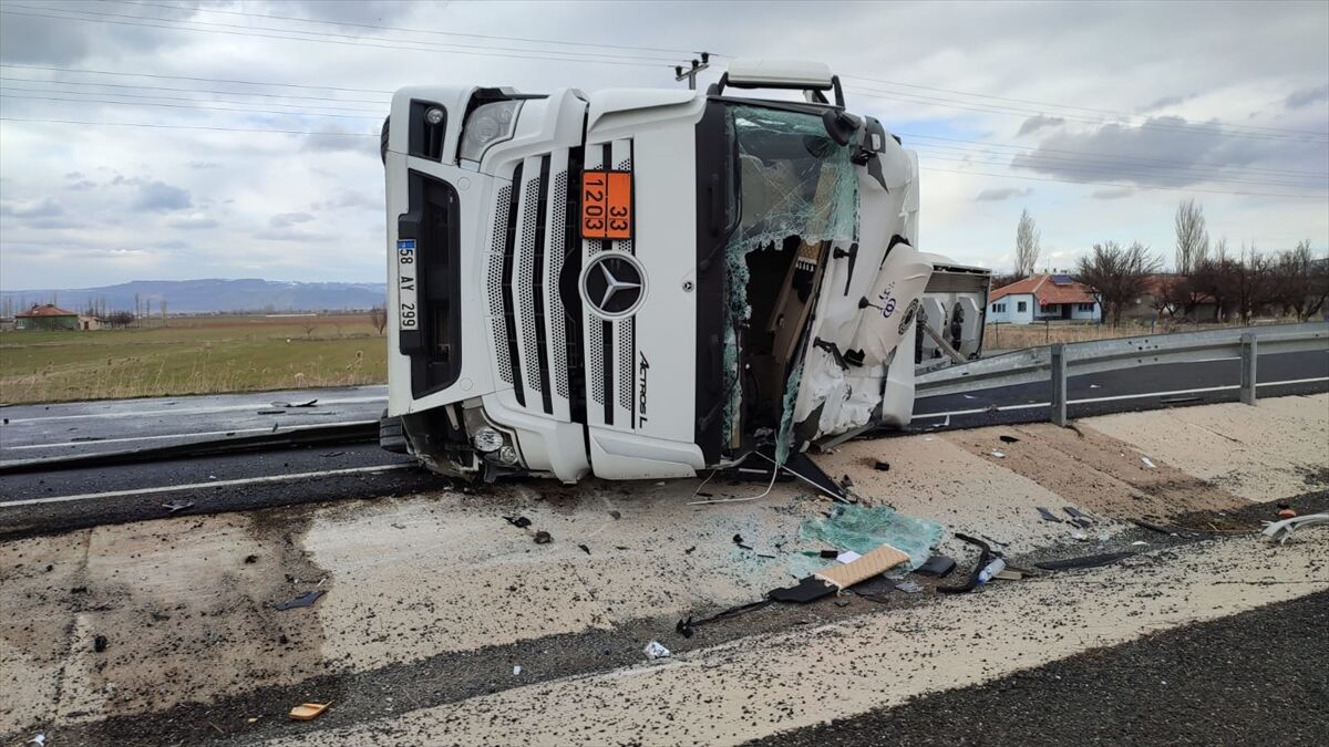 Kayseri'de akaryakıt tankeri devrildi, faciadan dönüldü