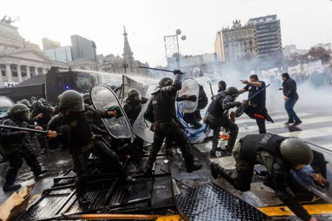 Arjantin’de sokaklar savaş alanına döndü!