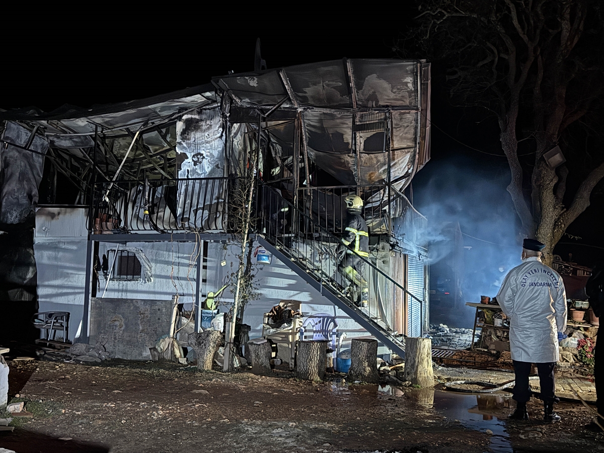 Aa 20260216 40566152 40566151 Usakta Prefabrik Evde Cikan Yanginda Kari Koca Oldu (1)