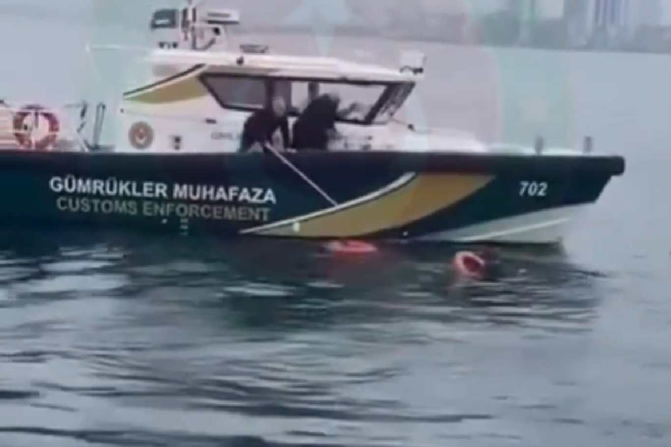 İzmir Körfezi'nde Can Pazarı: Denize Düşen Yolcuyu Gümrük Muhafaza Kurtardı