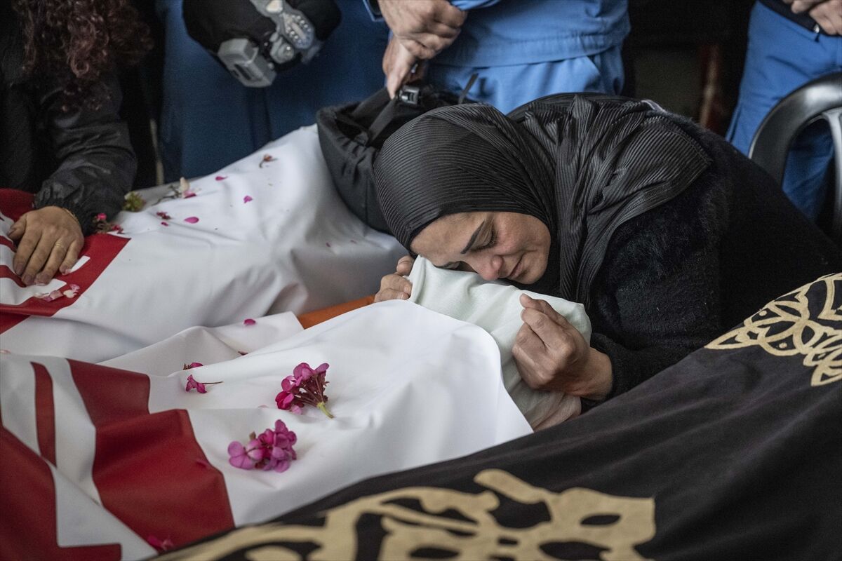 Lübnan'da şehid edilen sağlık görevlileri için cenaze töreni düzenlendi