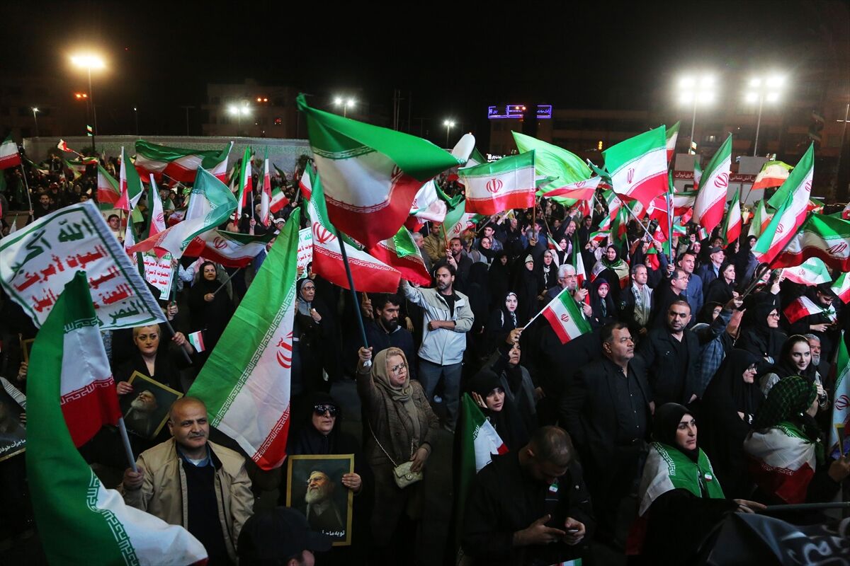 İranlılar, bombardıman altında meydanlara indi