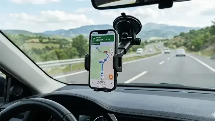 Arabalarda bulunan telefon tutucular yasaklandı!