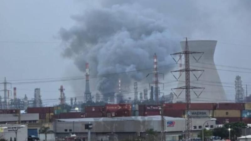 İran petrol rafinerisini vurdu: Hayfa'da dumanlar yükseliyor