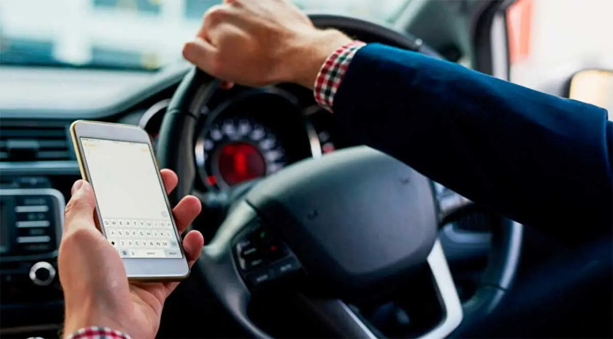 Trafikte Telefonla Uğraşan Yandı! Ehliyetine El Konulacak