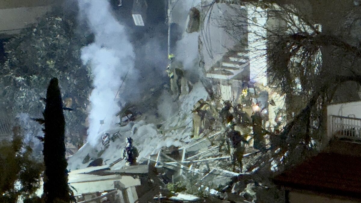 A A 20260405 41024927 41024924 I R A N F U Z E S I N I N I S R A I L I N H A Y F A K E N T I N D E B I R B I N A Y A D O G R U D A N I S A B E T E T M E S I S O N U C U 4 K I S I Y A R A L A N D I