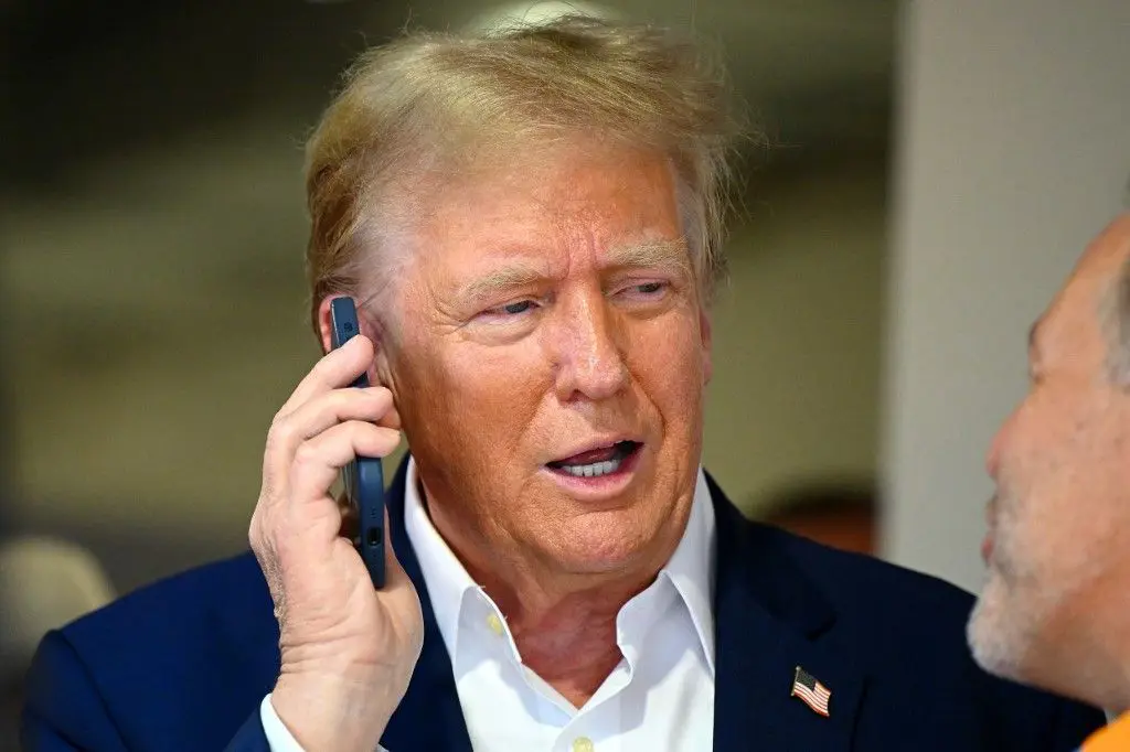 Trump'ın Çin korkusu: Ne telefonlarını götürdüler ne de şarj cihazı kullanıyorlar