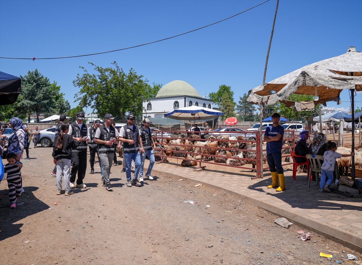 Aa 20260525 41491517 41491510 Diyarbakirda Polis Kurban Satis Yerlerinde Sahte Para Uyarisi Yapti (1)