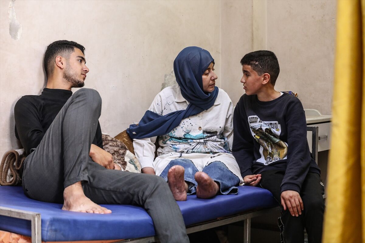 Fertlerinin tümü yaralanan Gazzeli aile, yurt dışında tedavi olabilmek için ümitle bekliyor