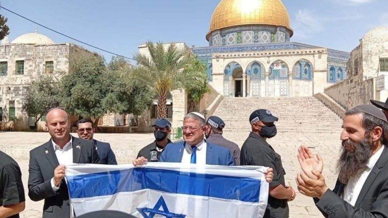 Alçak Ben-Gvir, Mescid-i Aksa'da siyonist israil bayrağı açtı!