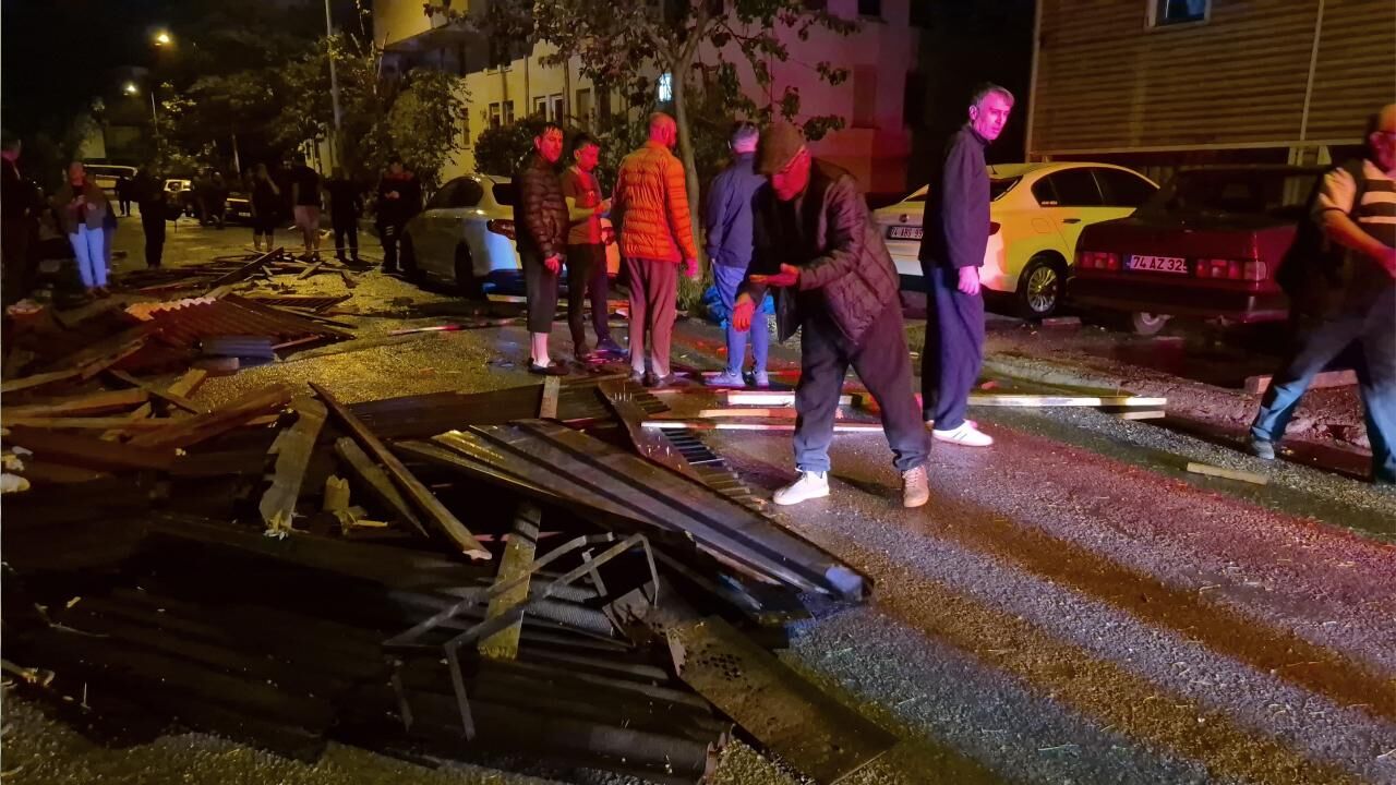 Fırtına çatı uçurdu: 6 araç hasar gördü